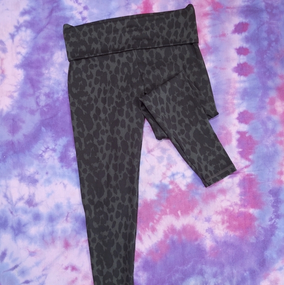 Victoria's Secret Black Leopard Print Fold Over Crop Leggings: 6 - Picture 3 of 7